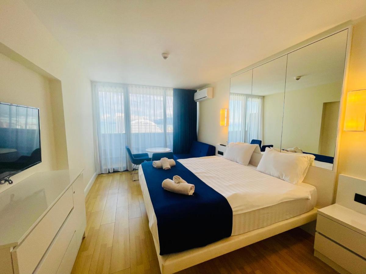 Royal Sea Breeze Apartments 巴统 外观 照片